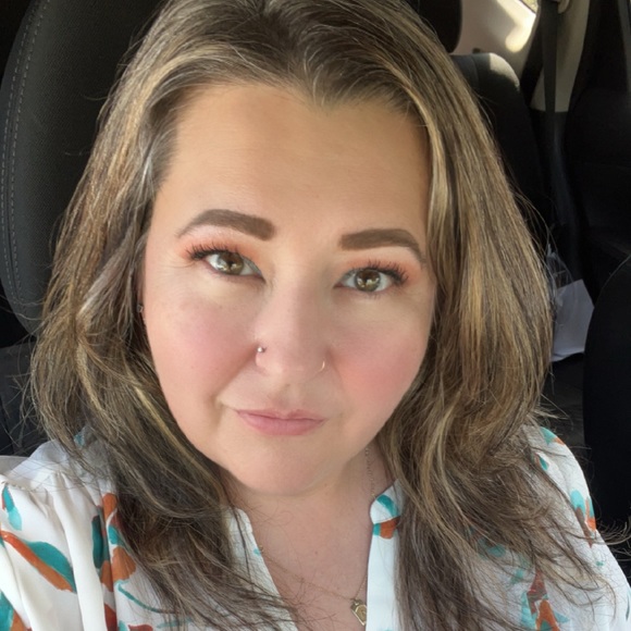 Meet your Posher, Amanda - Picture 2 of 3